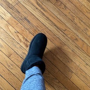 Black short Ugg boots